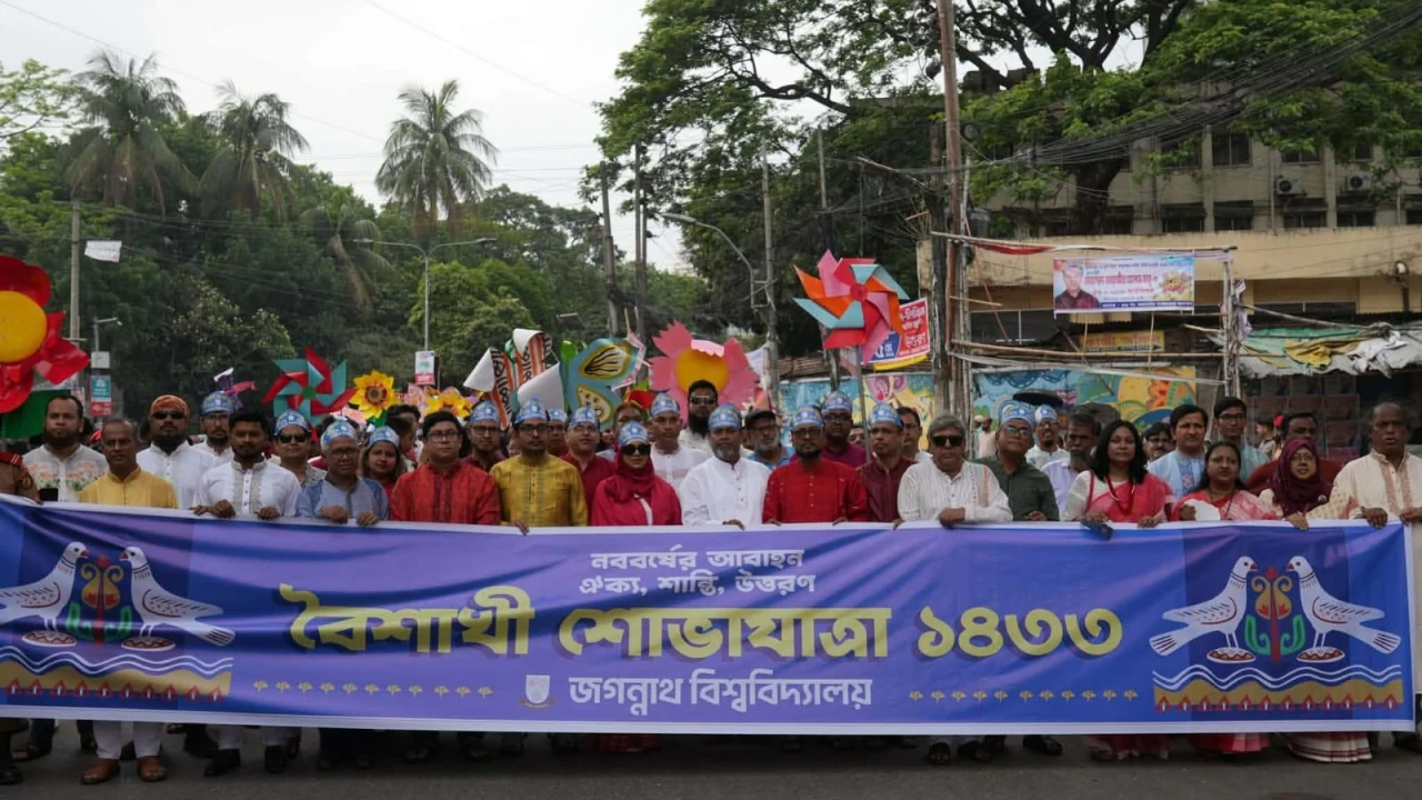 বর্ণিল আয়োজনে জবিতে নববর্ষ উদযাপন
