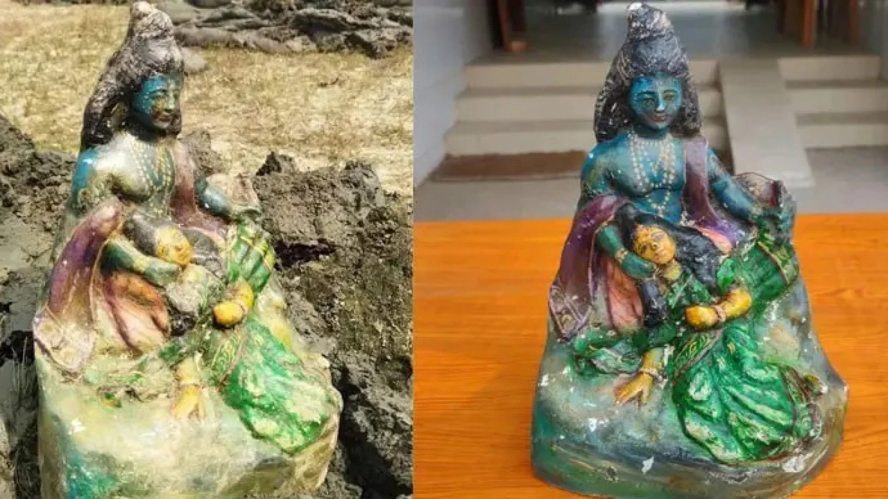 নওগাঁয় ৭.৭ কেজির কষ্টিপাথরের রাধাকৃষ্ণ মূর্তি উদ্ধার