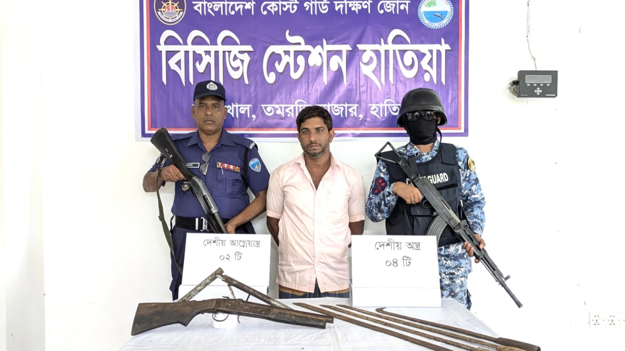 নোয়াখালীর হাতিয়ায় যৌথ অভিযানে অস্ত্রসহ কুখ্যাত সন্ত্রাসী আটক