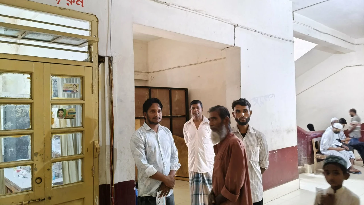 ঈশ্বরগঞ্জ হাসপাতালে টেস্ট রিপোর্টে বিলম্ব, জিম্মি রোগীরা সক্রিয় দালাল