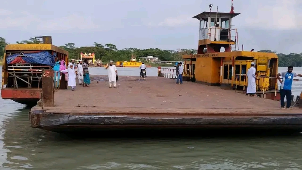 ফেরিঘাটে বিদ্যুৎ না থাকায় নদীতে পড়ে একজন নিখোঁজ