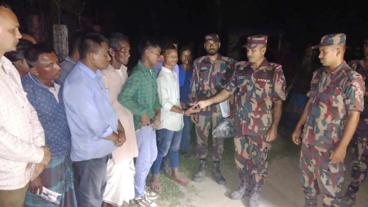 বিজিবির তৎপরতায় ৮ ঘণ্টা পর বিএসএফের হাত থেকে ফিরল দুই শিক্ষার্থী