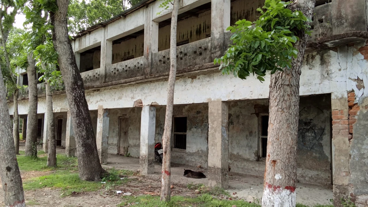 মণিরামপুরে পরিত্যক্ত স্কুল ভবন এখন মাদকের নিরাপদ আস্তানা: প্রশাসনের হস্তক্ষেপ দাবি