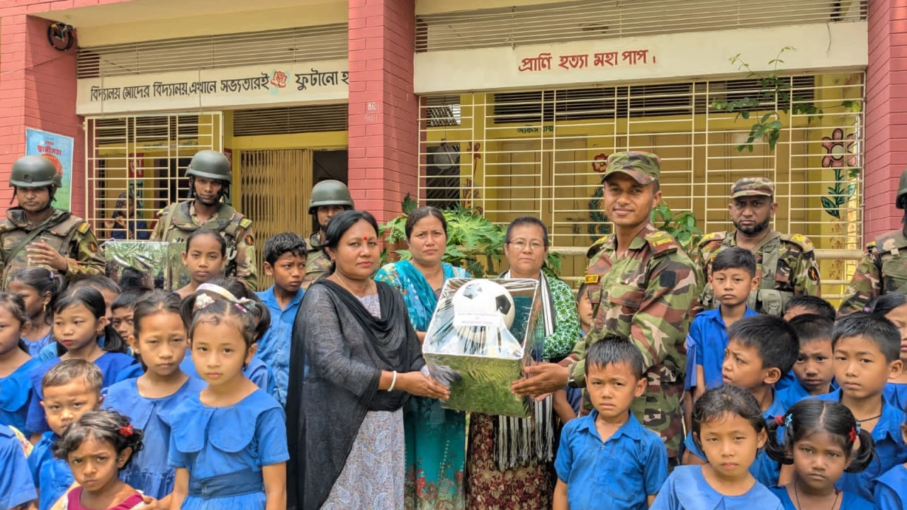 মহালছড়িতে বিভিন্ন স্কুলে শিক্ষা ও ক্রীড়া সামগ্রী বিতরণ করেছে–মহালছড়ি সেনা জোন