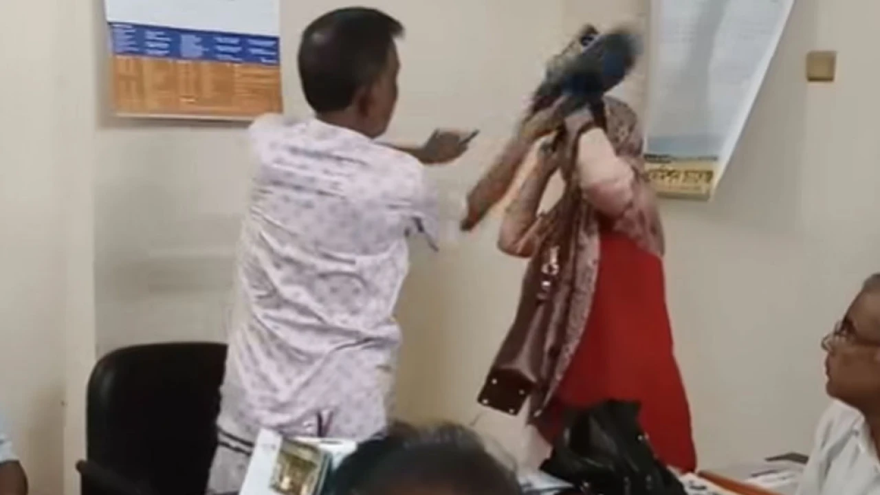 রাজশাহীতে কলেজে ঢুকে শিক্ষিকাকে জুতাপেটা করলেন বিএনপি নেতা