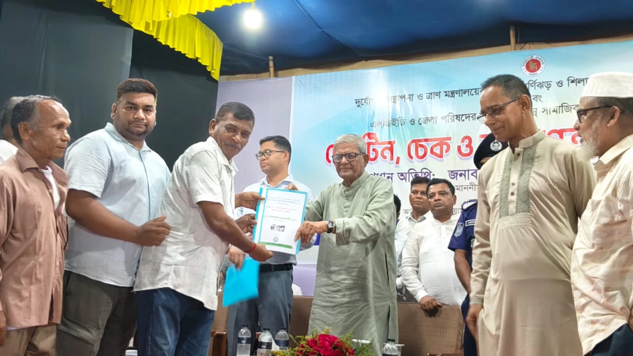 দেশে তেলের সংকট নেই, এটি সৃষ্টি করা হয়েছে: এলজিআরডি মন্ত্রী মির্জা ফখরুল