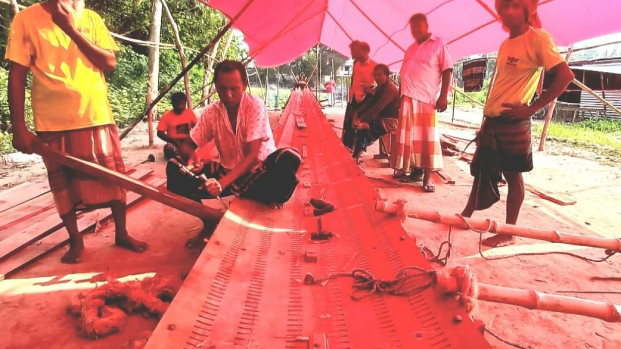 উল্লাপাড়ায় বানানো হচ্ছে ৮২ হাত বাইচের পানসি  নৌকা