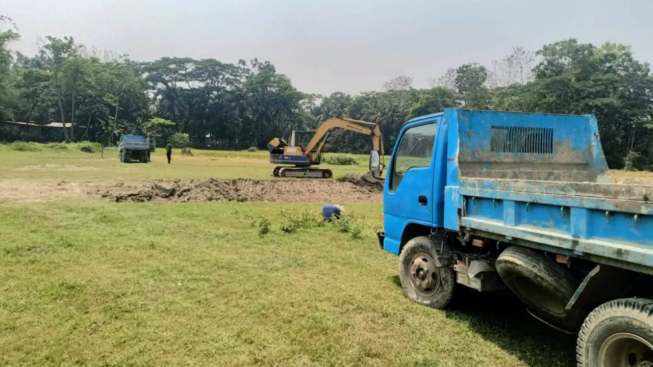বেগমগঞ্জে অবৈধ মাটি কাটার অভিযোগে স্কেভেটর ও ট্রাক জব্দ