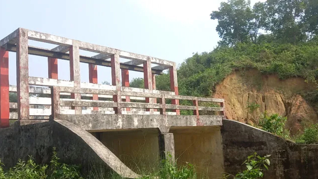 দুইটি স্লুইস গেট যেন কৃষকদের গলার কাটা