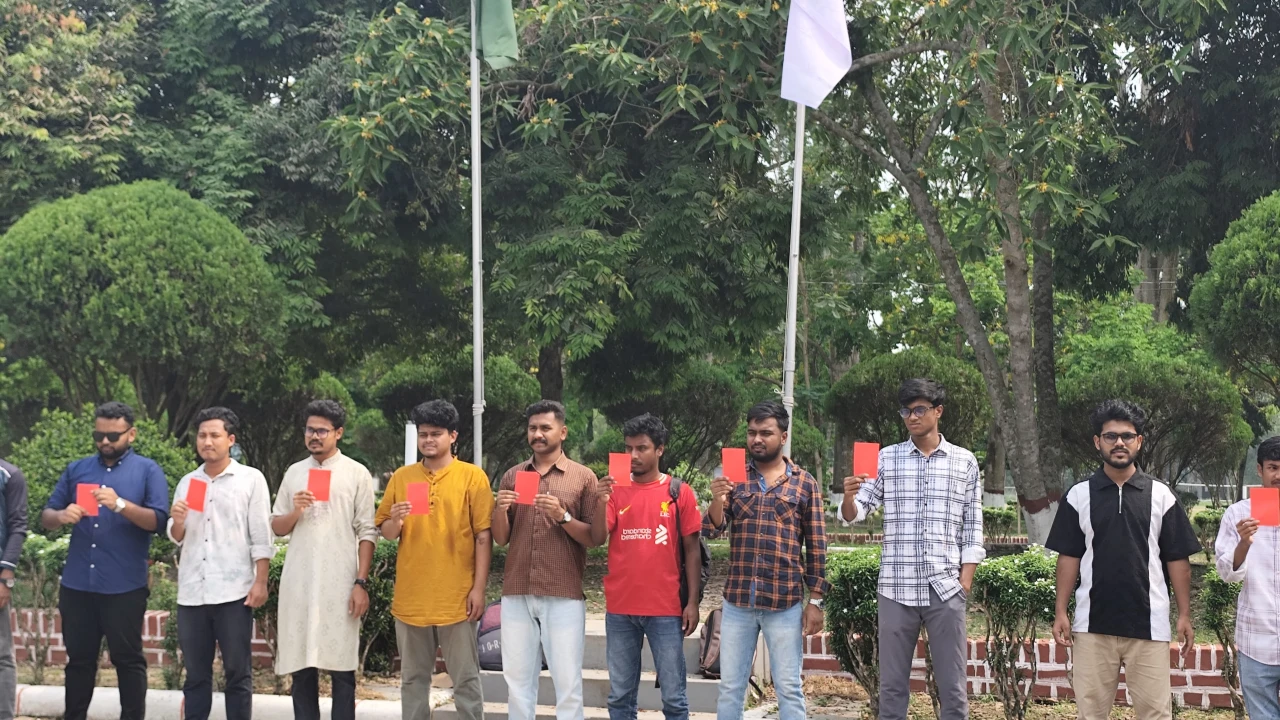 ক্যাম্পাসব্যাপী সহিংসতাকারীদের বিরুদ্ধে ইবি শিক্ষার্থীদের লাল কার্ড প্রদর্শন