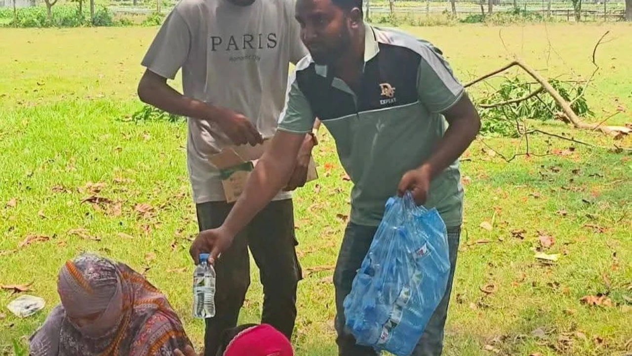 মণিরামপুরে তীব্র তাপদাহে এসএসসি কেন্দ্রের বাইরে অপেক্ষমাণ অভিভাবকদের পাশে ছাত্রদল, পানি ও বিস্কুট বিতরণ