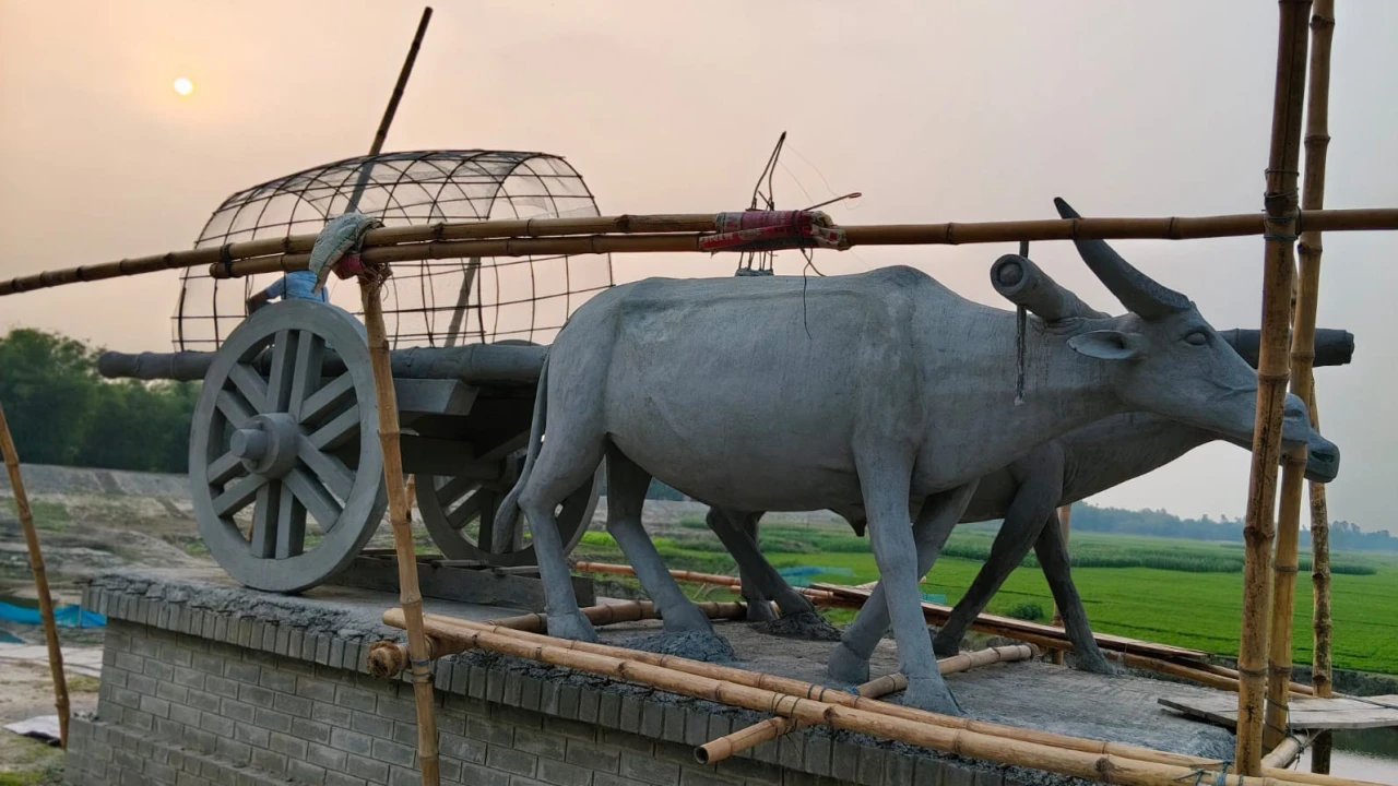 ঠাকুরগাঁওয়ে ভূল্লী বাঁধে নির্মিত হচ্ছে দৃষ্টিনন্দন ভাস্কর্য ‘‘গাড়িয়াল’’