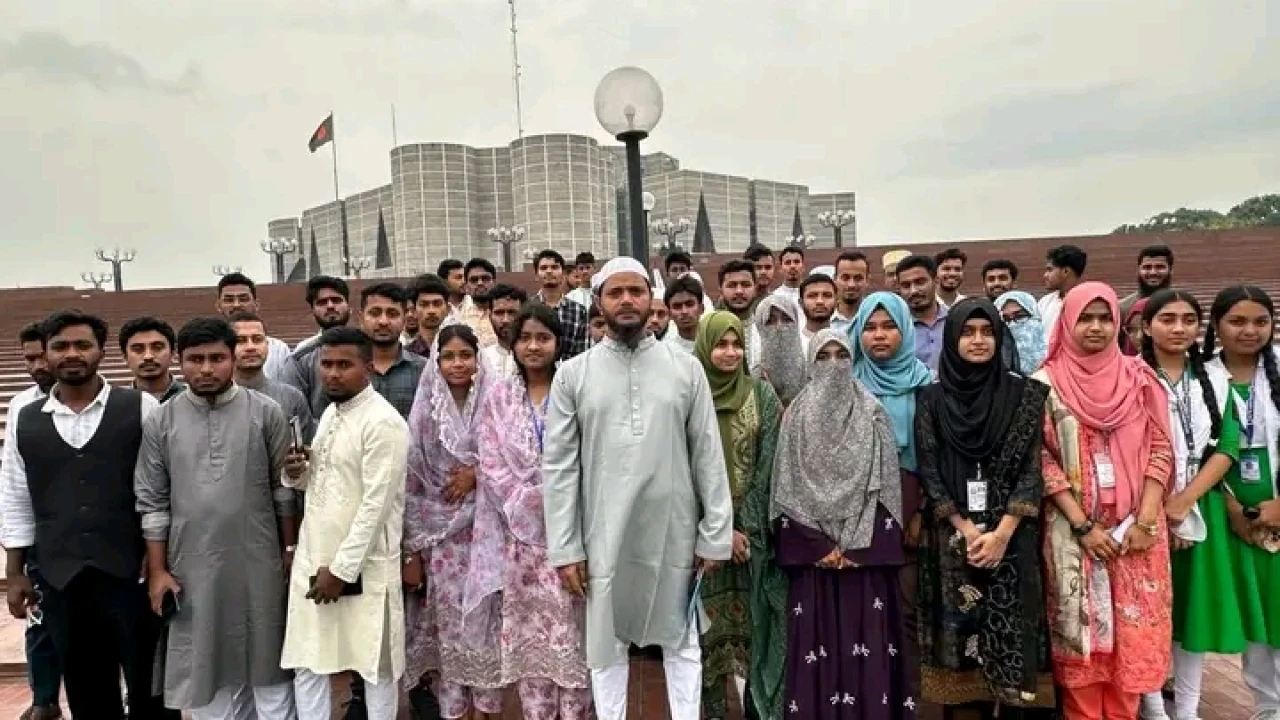 শিক্ষার্থীদের সংসদ ভবন ঘুরিয়ে দেখালেন এমপি মাসুদ