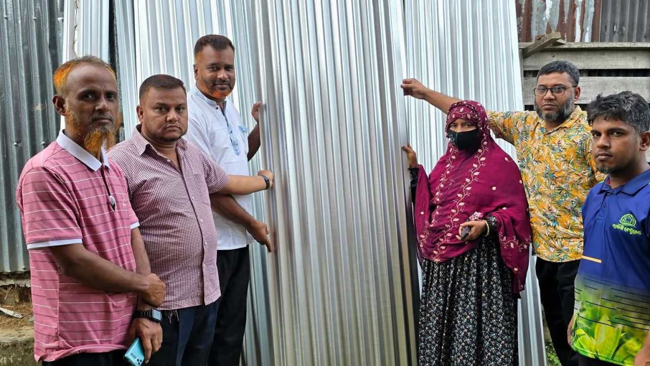 সাজেকে হতদরিদ্র রিনা আক্তারের পাশে ওয়ার্ড বিএনপির সভাপতির মানবিক সহায়তা