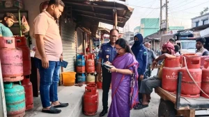ভোক্তা অধিকার নিশ্চিতে জয়পুরহাটের কালাইয়ে অভিযান, এলপিজি গ্যাস ব্যবসায়ীকে জরিমানা