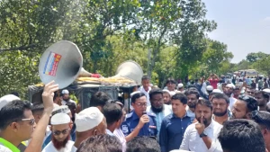 ময়মনসিংহ-কিশোরগঞ্জ সড়কে স্পিড ব্রেকারের দাবিতে মানববন্ধন