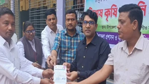 ঠাকুরগাঁওয়ে কৃষকদের মাঝে 'বিশেষ কৃষি জ্বালানি কার্ড' বিতরণ শুরু
