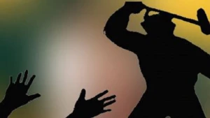 তুচ্ছ ঘটনায় ভ্যানচালকে পিটিয়ে হত্যা