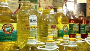 জ্বালানি সংকটের মাঝে ভোজ্যতেলের বাজারে অস্থিরতা:উধাও ছোট বোতল