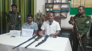 সুন্দরবনে দস্যু দমনে বন বিভাগের অভিযান: ৩ টি দেশীয় বন্দুক সহ ৪ রাউন্ড গুলি উদ্ধার