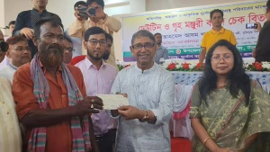 বাসাইলে ঢেউটিন ও গৃহ মঞ্জুরীর চেক বিতরণ করলেন মুক্তিযুদ্ধ বিষয়ক মন্ত্রী