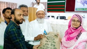 বাঘারপাড়ায় আউশ উৎপাদন বৃদ্ধিতে বিনামূল্যে বীজ ও সার বিতরণ