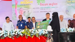 টেকনাফে কৃষক কার্ড বিতরণ করেছেন স্বরাষ্ট্রমন্ত্রী