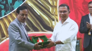 হানিফ সংকেতের হাতে স্বাধীনতা পুরস্কার তুলে দিলেন প্রধানমন্ত্রী