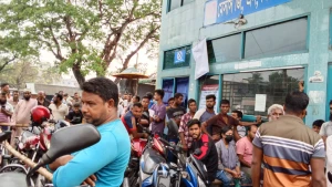 তেলপাম্পে কঠোর নজরদারি মণিরামপুর উপজেলা প্রশাসনের: কাগজপত্রহীনদের তেল বন্ধ, স্বস্তিতে সাধারণ মানুষ