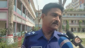 নিয়মের তোয়াক্কা না করে এসএসসি পরীক্ষাকেন্দ্রে নৌপুলিশের অনধিকার প্রবেশ