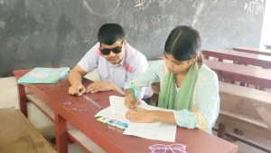 দৃষ্টি হারিয়েও দমেনি স্বপ্ন-এসএসসি পরীক্ষার্থী শরীফের লড়াই
