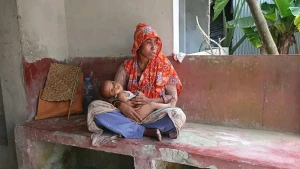 পিতৃ পরিচয়ের দাবিতে শিশুকে নিয়ে প্রেমিকের বাড়িতে অনশন, অভিযুক্তের