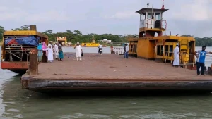 ফেরিঘাটে বিদ্যুৎ না থাকায় নদীতে পড়ে একজন নিখোঁজ