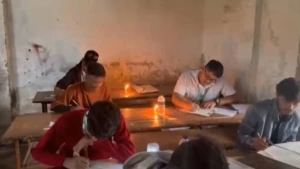 মোমবাতি চার্জার লাইটের আলোয় এসএসসি পরীক্ষা