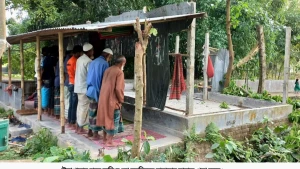 উল্লাপাড়ায় এখন নামাজ পড়া হচ্ছে ক্ষতি হওয়া মসজিদের বারান্দায়