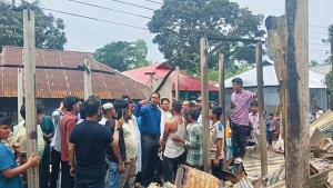 নোয়াখালী জেলার চৌমুহনীতে অগ্নিকাণ্ড: ক্ষতিগ্রস্তদের পাশে প্রশাসন