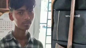 বাউফলে দেশীয় অ'স্ত্র'স'হ কিশোর আ'ট'ক