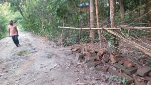 সালথায় একমাত্র চলাচলের পথ বন্ধ, অবরুদ্ধ ১৫ পরিবারের শতাধিক মানুষ
