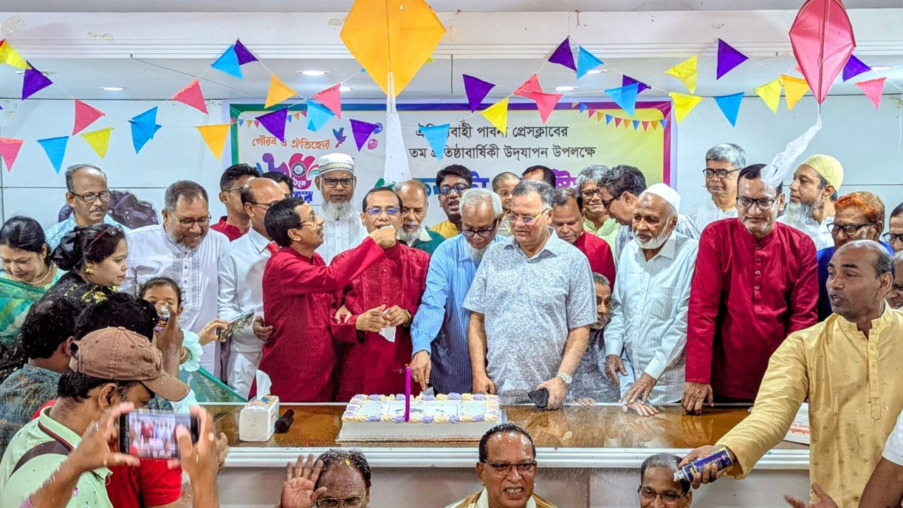 কেক কেটে পাবনা প্রেসক্লাবের ৬৫ তম বর্ষপূতির তিনদিনের বর্ণাঢ্য আয়োজন শুরু