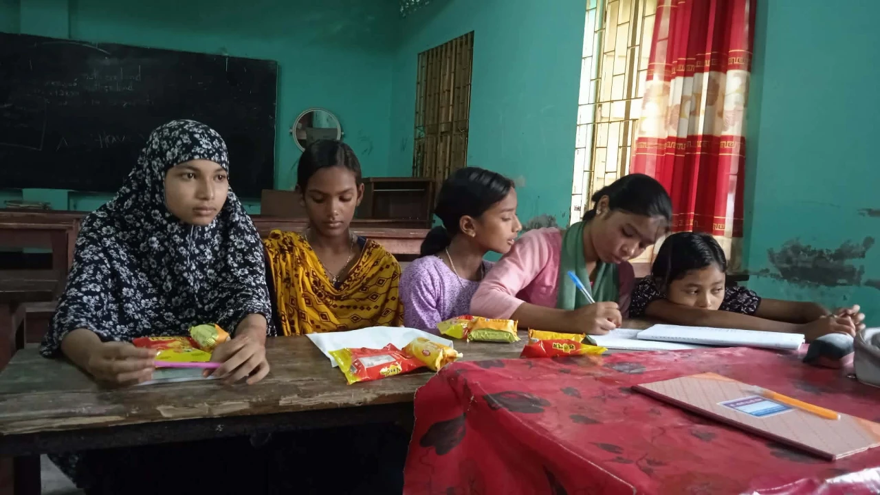 কুড়িগ্রামে শ্রমিক দিবসেও খোলা কিশোর-কিশোরী ক্লাব : ছুটি পাননি শিক্ষকরা
