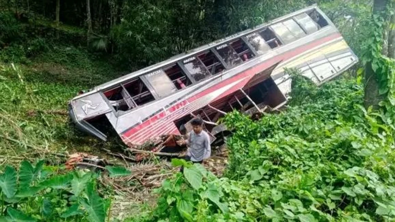 বাউফল-ঢাকা মহাসড়কে বাস খাদে পড়ে নিহত ১, আহত অনেকের অবস্থা আশঙ্কাজনক