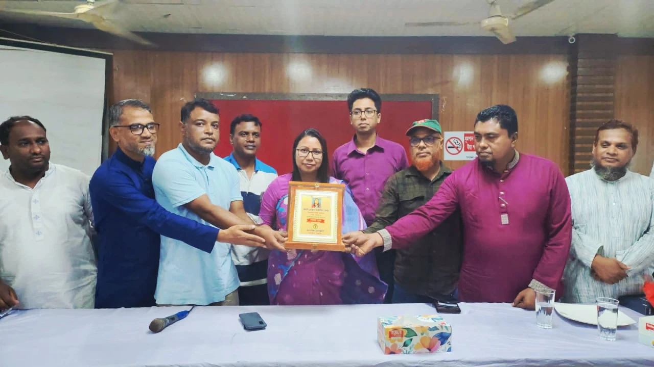 বাসাইলের বিদায়ী ইউএনও আকলিমা বেগমকে প্রেসক্লাবের সম্মাননা স্বারক প্রদান