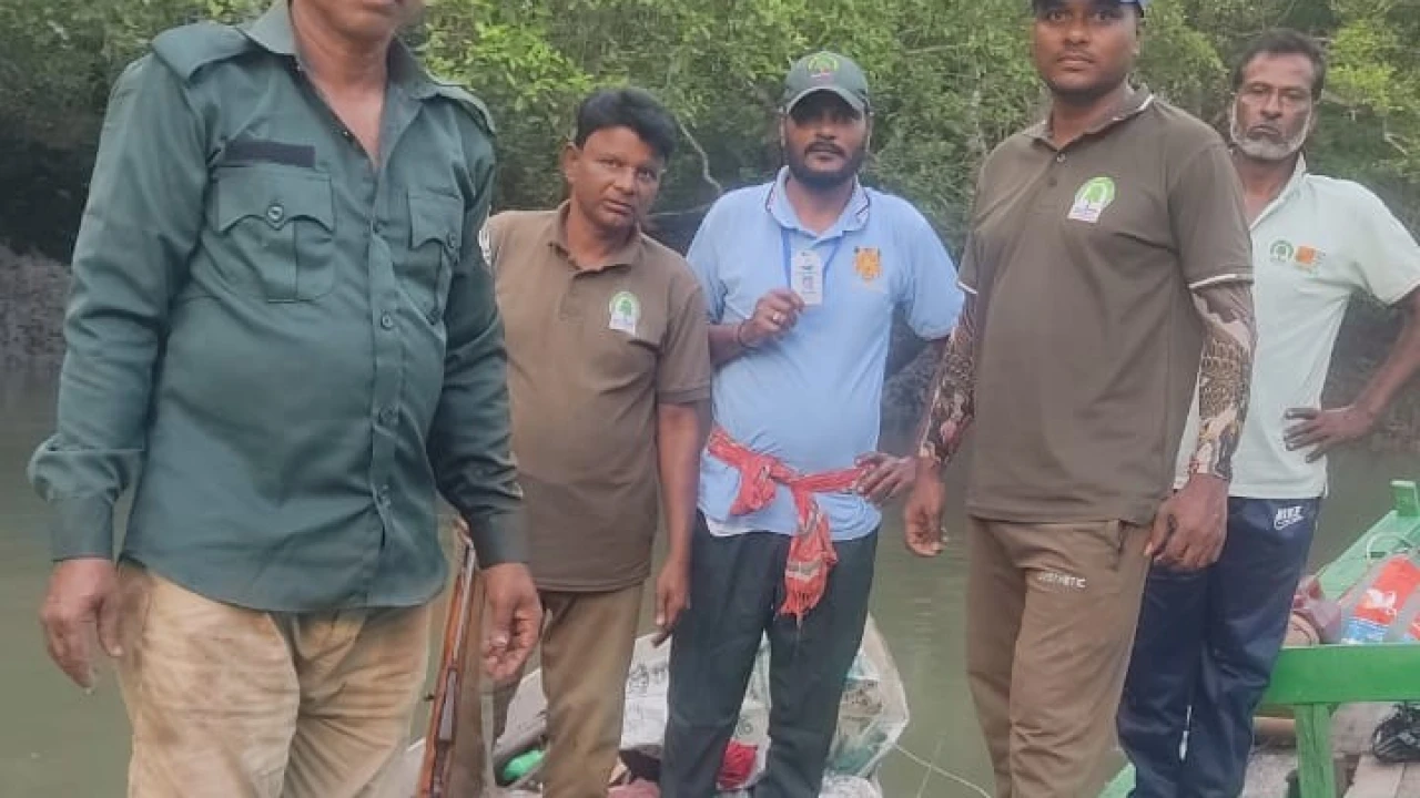 সুন্দরবনে বন বিভাগের অভিযান অবৈধ ভেষাল জাল সহ নৌকা জব্দ