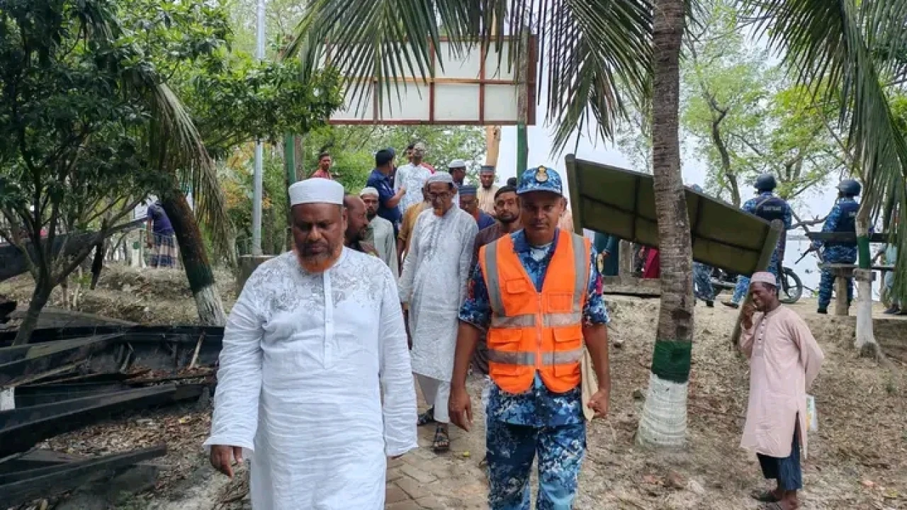 অবহেলিত জনপদ  দক্ষিণ বেদকাশীর পথে প্রান্তরে সাধারণ মানুষের খোঁজখবরে এমপি আবুল কালাম আজাদ