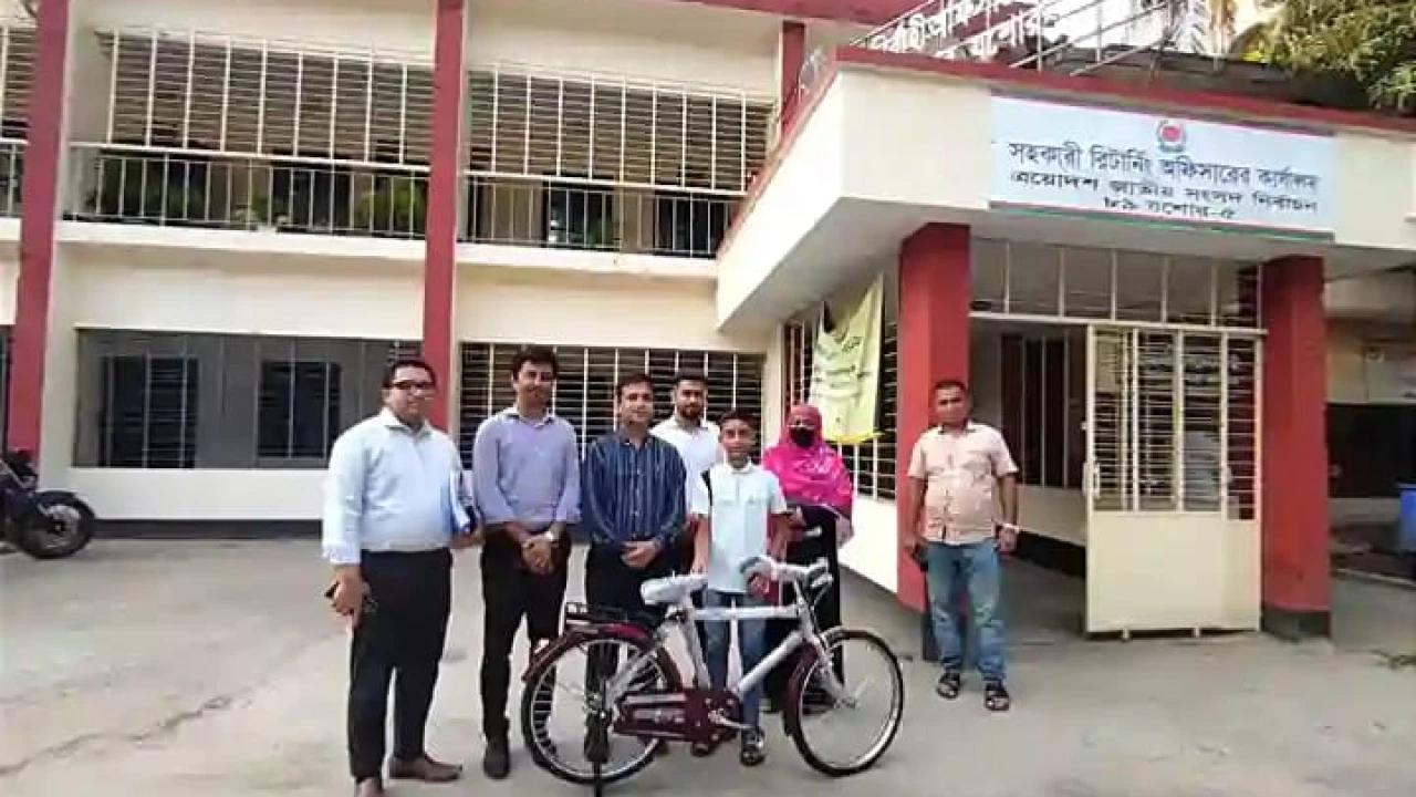 মণিরামপুরে মেধাবী এতিম শিক্ষার্থীকে বাইসাইকেল উপহার, মানবিকতায় প্রশংসিত ইউএনও সম্রাট হোসেন