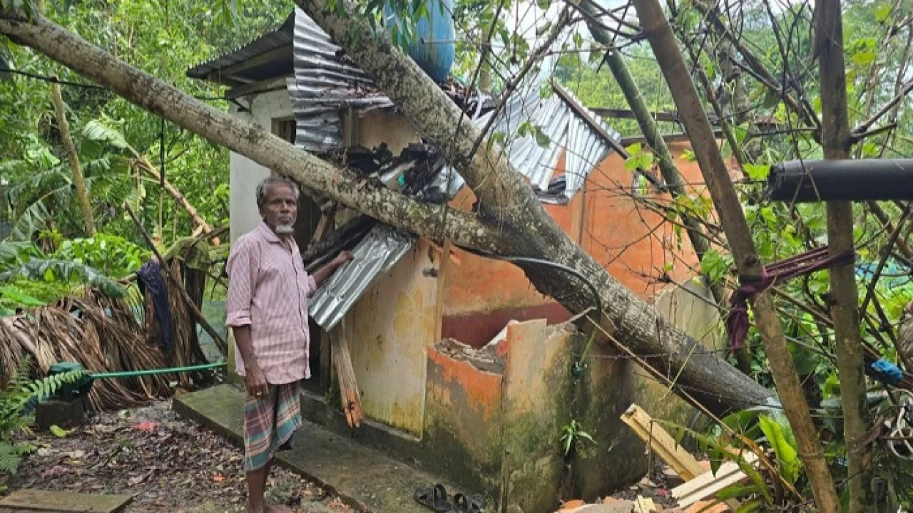 কালবৈশাখী ঝড়ের তাণ্ডবে শতাধিক বসতবাড়ি বিধ্বস্ত