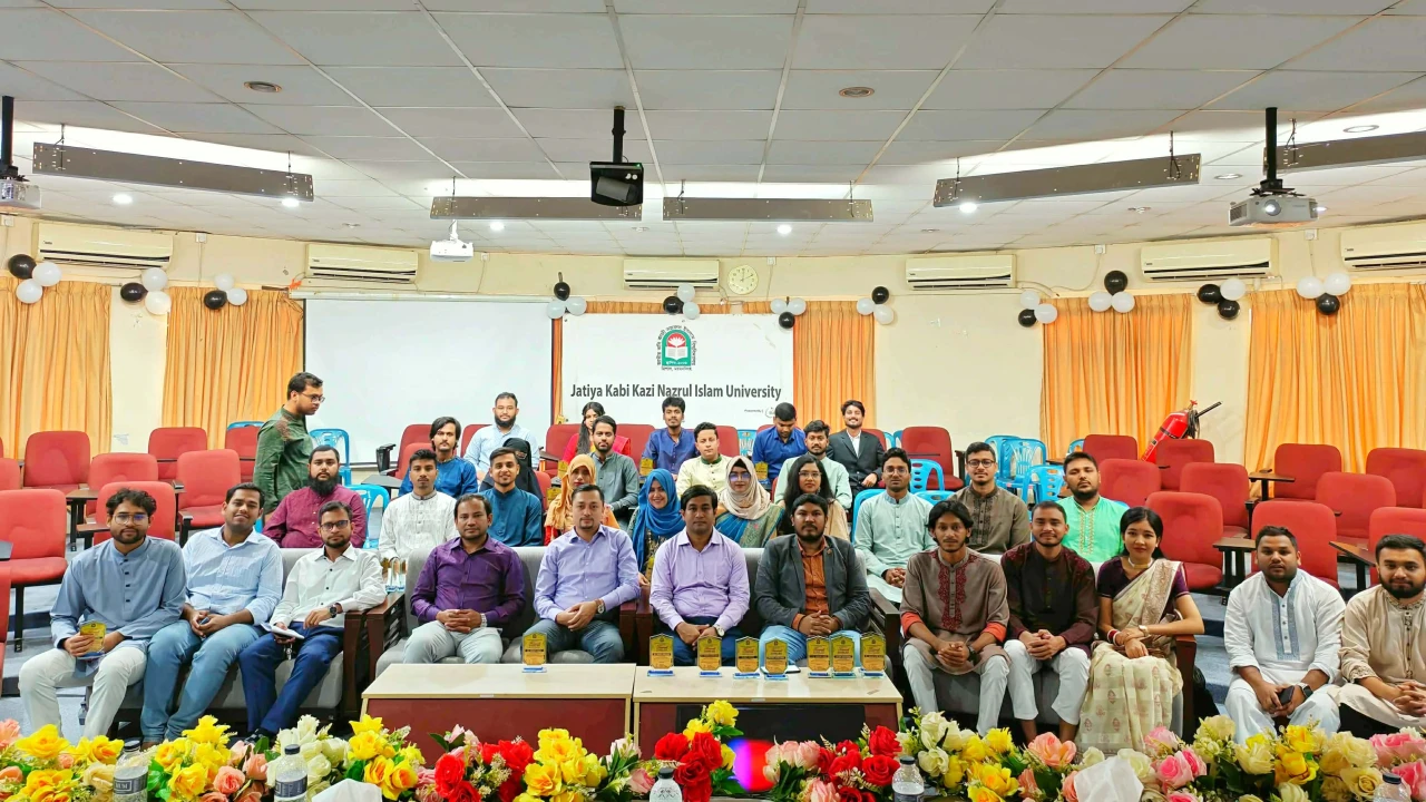 নজরুল বিশ্ববিদ্যালয়ের আইন ও বিচার বিভাগের শিক্ষার্থীদের নবীন বরণ ও বিদায় অনুষ্ঠিত