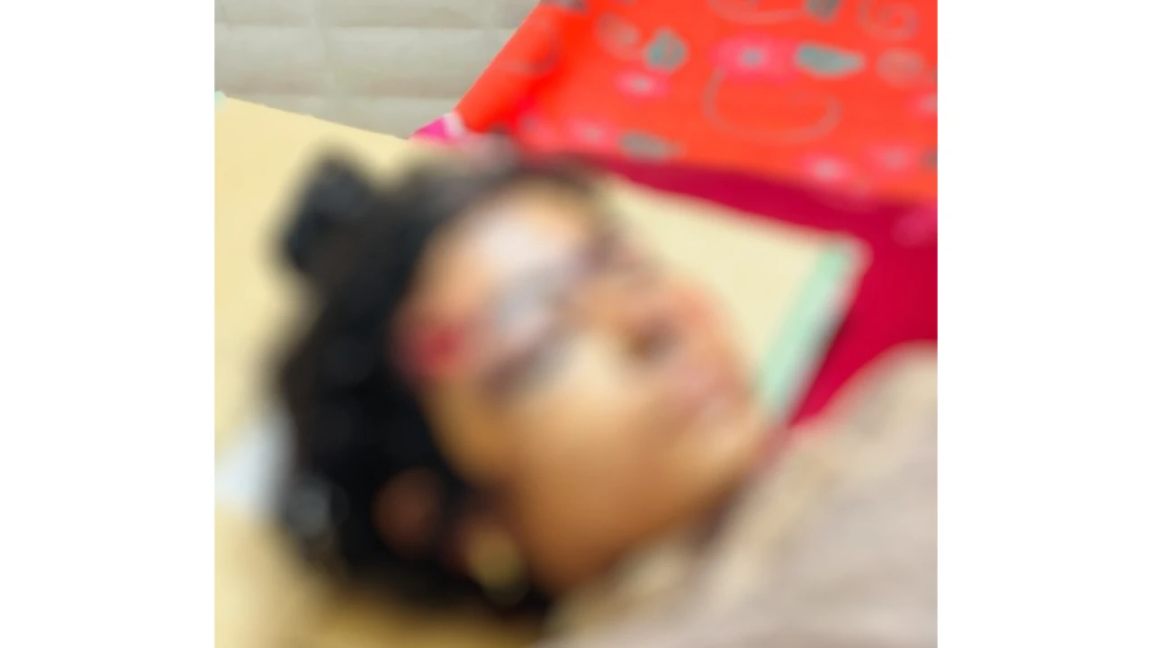 ঘরে ঢুকে গৃহবধূকে কুপিয়ে জখম করেছে দুর্বৃত্তরা