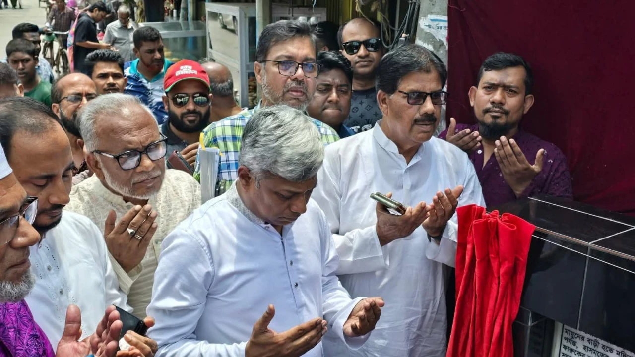 প্রতিমন্ত্রী অনিন্দ্য ইসলাম অমিতের উপস্থিতিতে আধুনিক সড়ক ও ড্রেনেজ প্রকল্পের কাজ শুরু