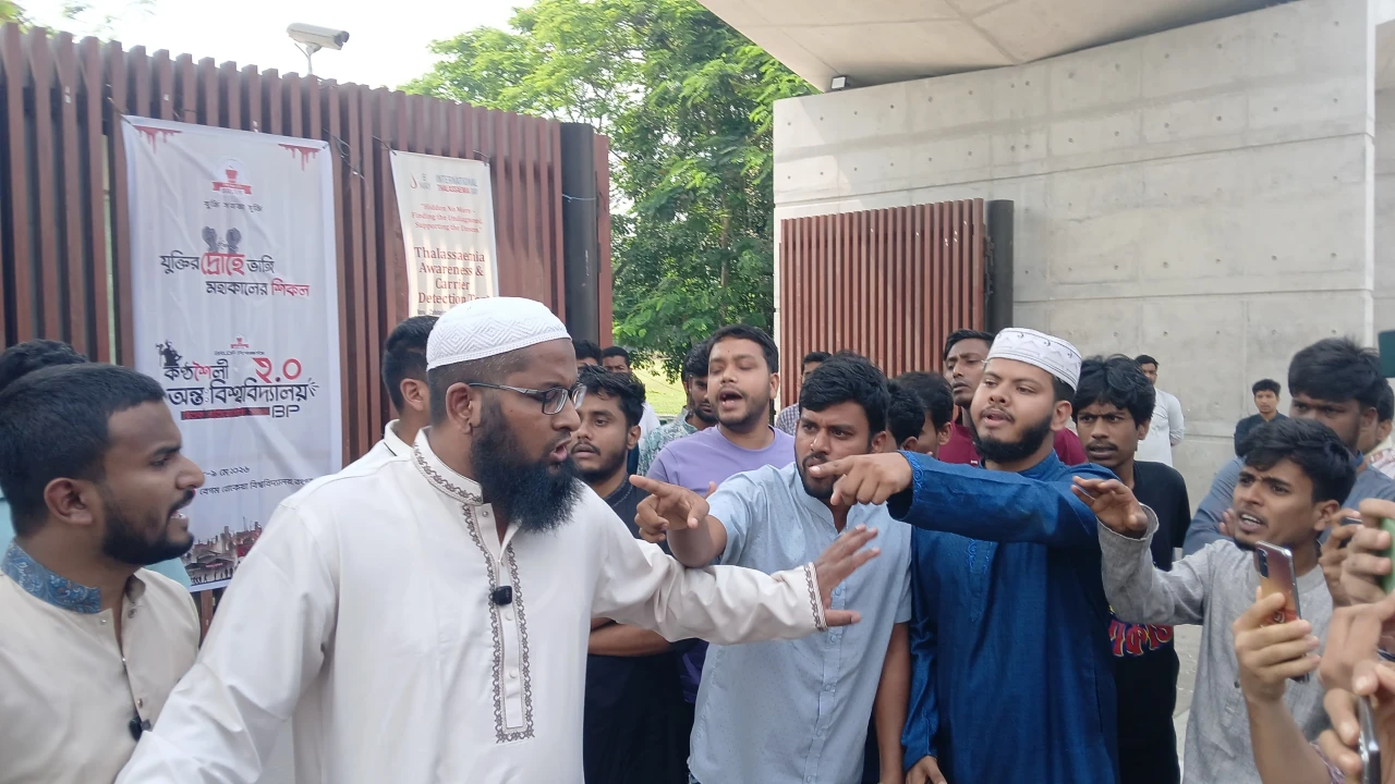 বেরোবিতে সংবাদ সম্মেলনে হামলার অভিযোগ, প্রক্টরের উপস্থিতি নিয়ে বিতর্ক